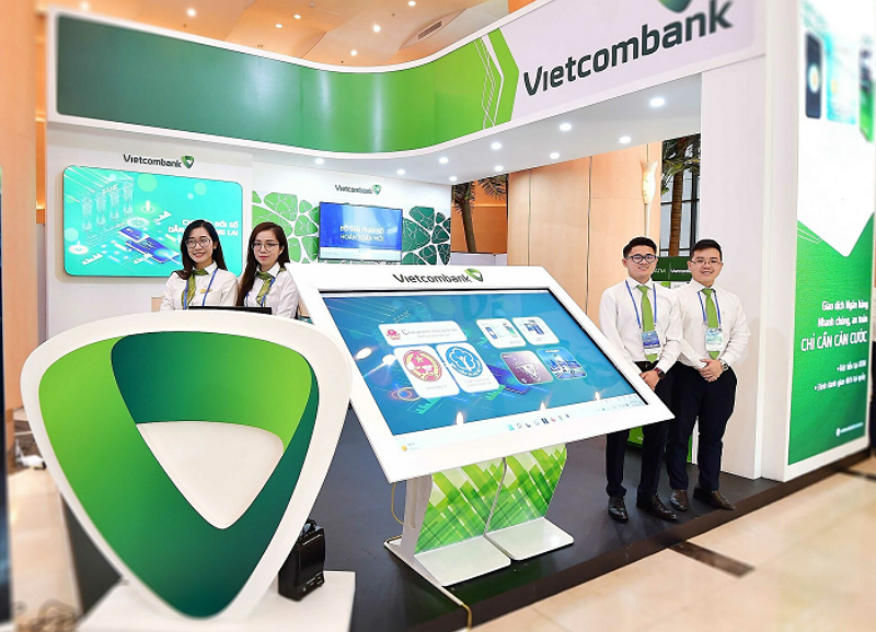 Hình ảnh chuyên gia VBC hỗ trợ khách hàng hoàn thiện hồ sơ định cư